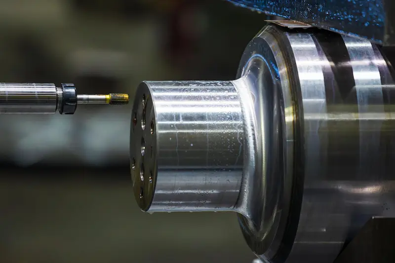 CNC 钻孔与攻牙加工金属零件，适用于安装孔与螺纹孔