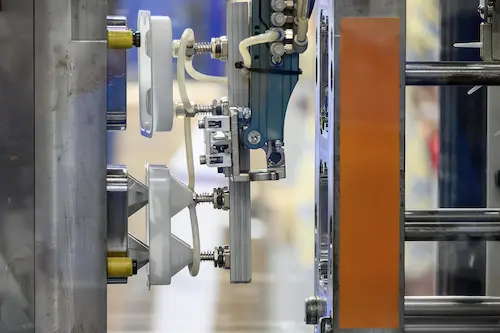 塑料注塑成型生产线，批量制造高一致性塑料零部件