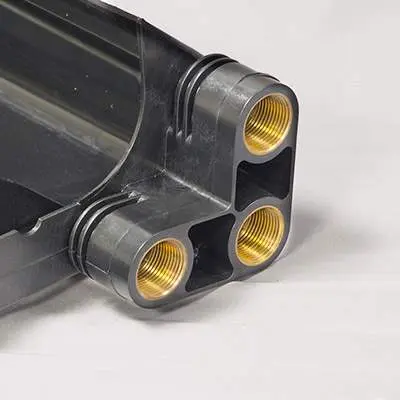 嵌件注塑工艺，将金属嵌件与塑料一体成型用于结构加强