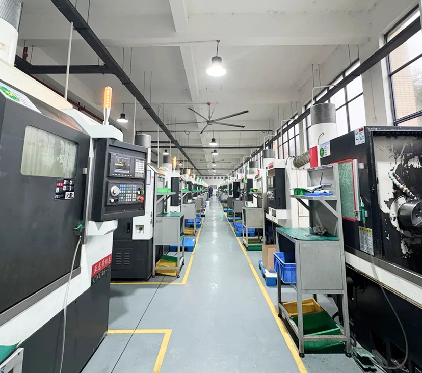 云工厂 CNC 钻孔加工车间，金属零部件精密孔加工