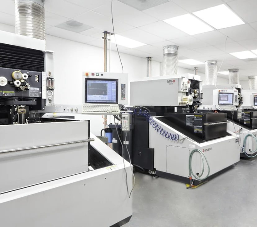 云工厂 线切割电火花加工车间，复杂轮廓金属零件加工