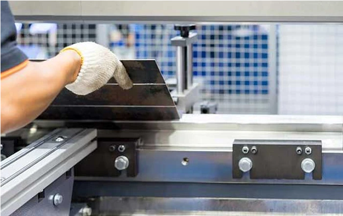 数控折弯机对钣金件折边成型，适用于机箱外壳与框架结构件