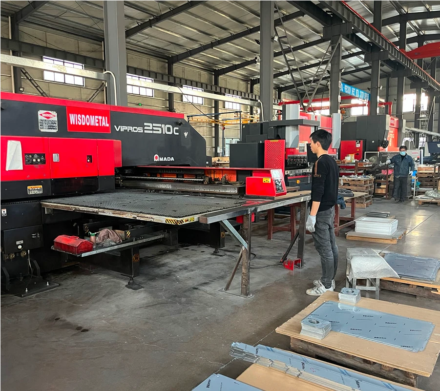 云工厂 激光切割钣金加工车间，高精度板材切割