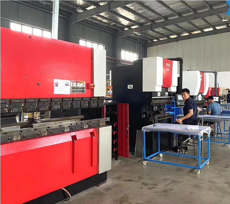 云工厂 焊接加工车间，钣金结构件焊接装配