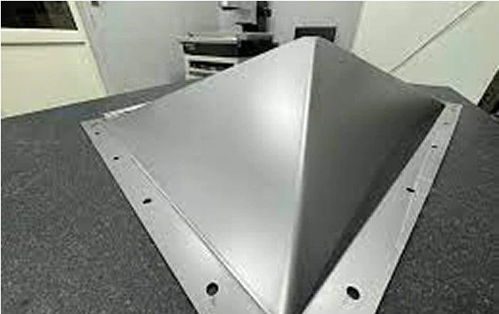 钣金翻边与成型加工，适用于拉伸壳体与异形结构件