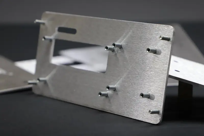 钣金压铆工艺安装螺母螺柱，提高装配连接强度与一致性